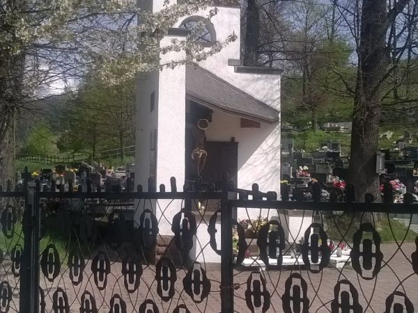 Kaplica upamiętnia jedną z największych katastrof górniczych XX wieku .Jest hołdem dla 151 górników, którzy zginęli w wyniku wyrzutu dwu-tlenku węgla. Działo si