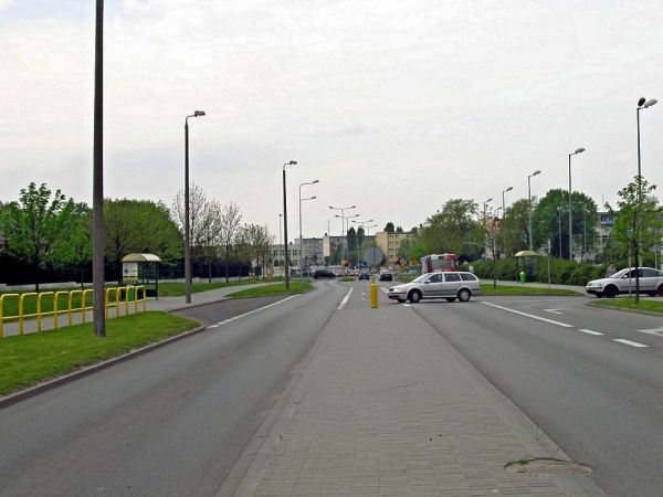 Ulica Obrońców Chojnic na wysokości kościoła