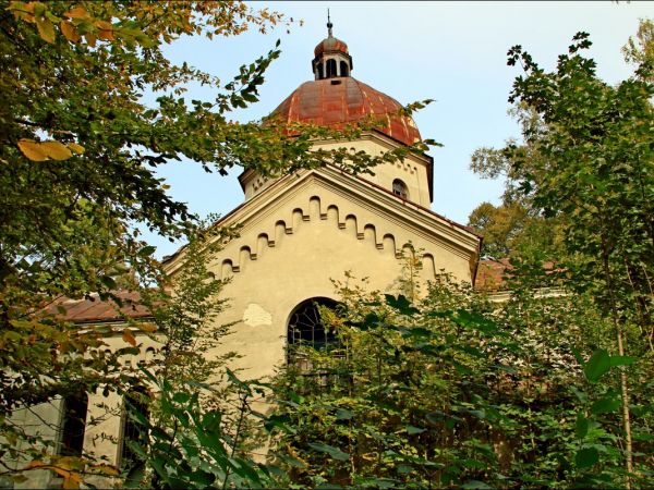 Murowana cerkiew p.w. Opieki NMP . Zbudowana w 1913 r. Wewnątrz cenna polichromia. W latach 1947-71 - magazyn. Obecnie opuszczona i zaniedbana.