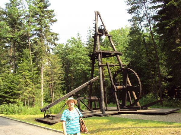 kiwon - funkcjonująca pompa ropy naftowej - jeden z obiektów ekspozycyjnych w muzeum / skansenie. Często tu ma zastosowanie i funkcjonuje określenie "Polska Okl