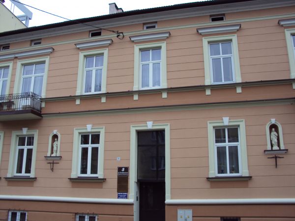 Kamienica przy ul. Sienkiewicza, odnowiona, z wieloma ciekawymi detalami architektonicznymi oraz dwiema figurkami w niszach ustawionymi, a mianowicie: Najświęts