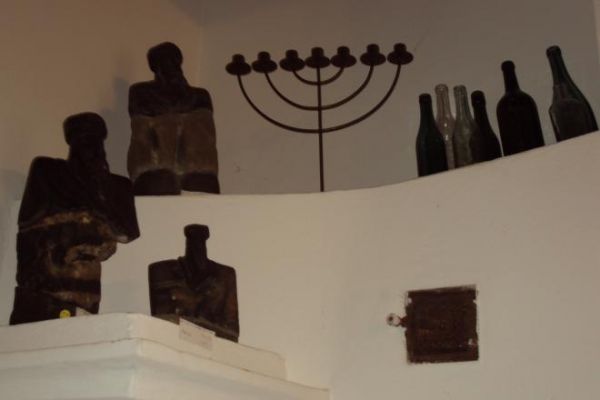 ... i piec jest prawdziwy - ten sam co przed wojną służył i kuchnia co wykarmiła,  dzisiaj jakby chłodem wieją - no ale tylko wygaszone... wspomnieć tu należy :