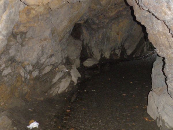 Wejście do sztolni w której wydobywano złoto