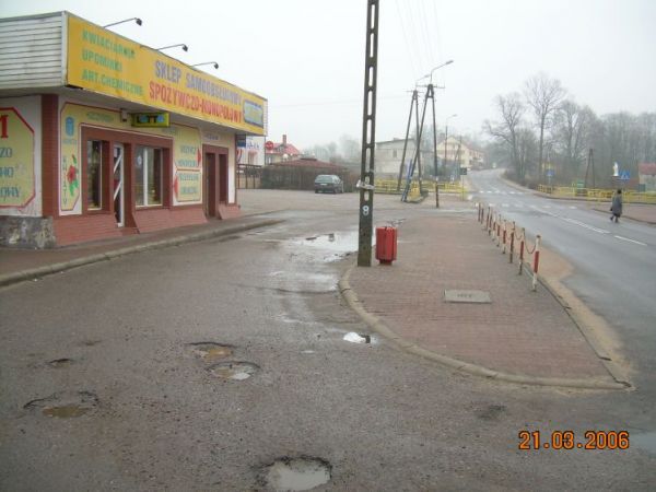 Przystanek PKS w centrum wsi