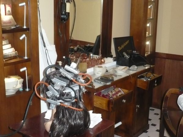 Muzeum multamedialne  Muzeum medialne w Ratuszu dawny  Ostrów z XIX  zdjęciu  zakład fryzjerski