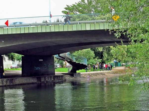 Pod mostem w ulicy Bernardyńskiej