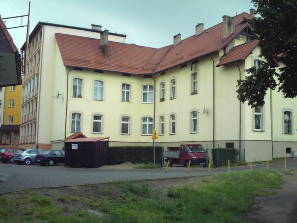 Ten sam budynek od podwórka.