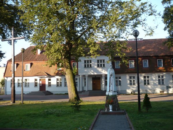 Plebania przy kościele Podwyższenia Krzyża Świętego z figurą
Matki  Bożej  Fatimskiej.