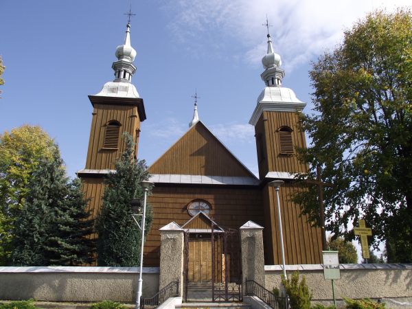 kościół z 1760r. jest drewniany o konstrukcji zrębowej, z dwuwieżową fasadą i ścianach z zewnątrz oszalowanych.  We wnętrzu liczne zabytki sztuki kościelnej. W