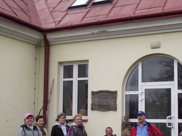 przed Uniwersytetem Ludowym Rzemiosła Artystycznego - tam nauka w systemie zaocznym trwa 2 lata, zjazdy są raz w m-cu po 4 dni, a dziedziny / fakultety to : cer