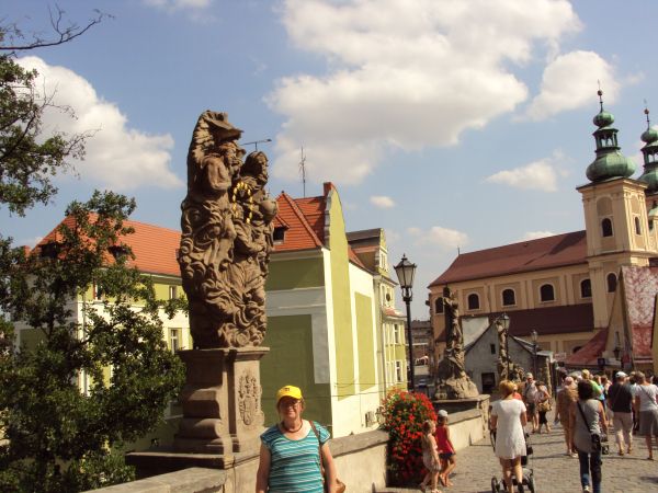 przy posągu barokowym - na kamiennym moście gotyckim św. Jana Nepomucena, jego historia sięga 1390r., wzniesiony na wzór słynnego mostu Karola w Pradze. Dalej :