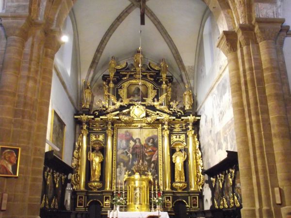 ołtarz główny bazyliki, wywodzącej swe formy jeszcze z antycznej, rzymskiej architektury. Wnętrze świątyni, o pięknej romańskiej strukturze, to trzynawowa bazyl