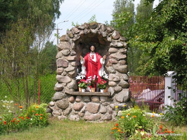 Kuzie – Kapliczka przy kościele Matki Boskiej Różańcowej