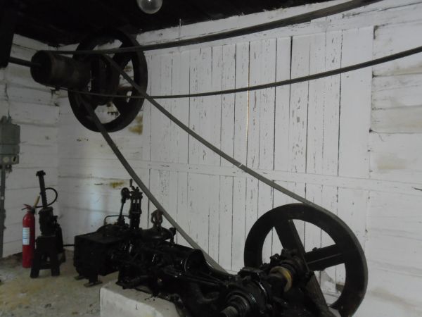 Napęd pasowy maszyn w warsztacie ślusarskim.