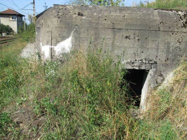 Schron nr 1 Armii "Pomorze". Tradytor jednostronny - bez przelotni. Widok od strony wejścia do obiektu. W tle, po lewej stronie widoczny budynek pkp Zielonczyn.
