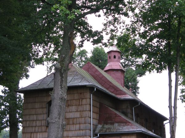 cerkiew - od strony prezbiterium i zakrystii, po wojnie - kościół. Między cerkwią a cmentarzem położonym na widocznym po lewej zboczu - płynie tutaj jeszcze jak