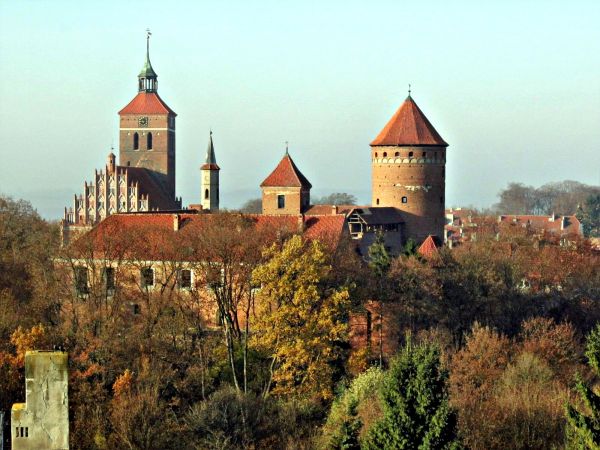 Reszel-Zamek Biskupów Warmińskich i kościół św. Piotra i Pawła-widok od wschodniej strony dwóch największych zabytków Reszla. Przed nimi znajduje się reszelski