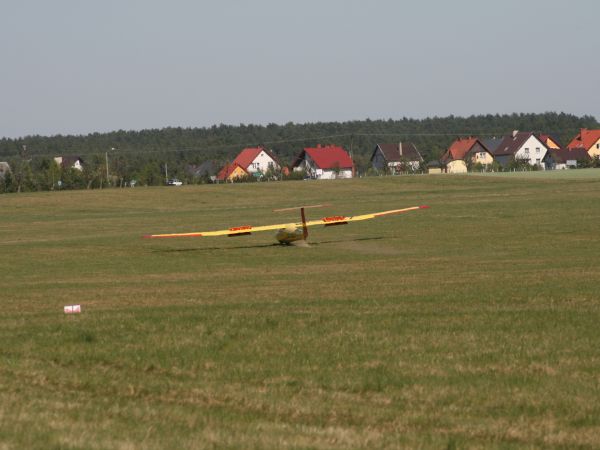 Lądowanie na lotnisku, w tle Korne.