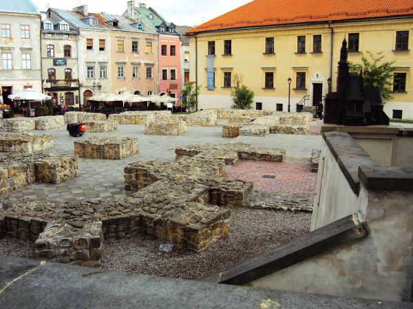 Zarys murów nieistniejącej fary. Z prawej strony widoczna makieta fary.