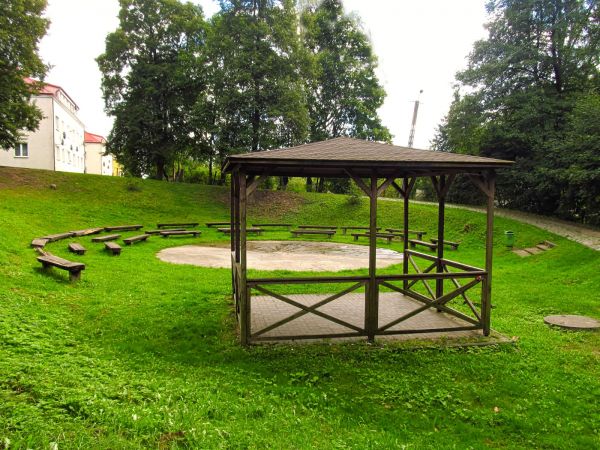 Był kiedyś wiejski, teraz jest miejski plac zabaw, uciech i rozrywki (mpzuir).