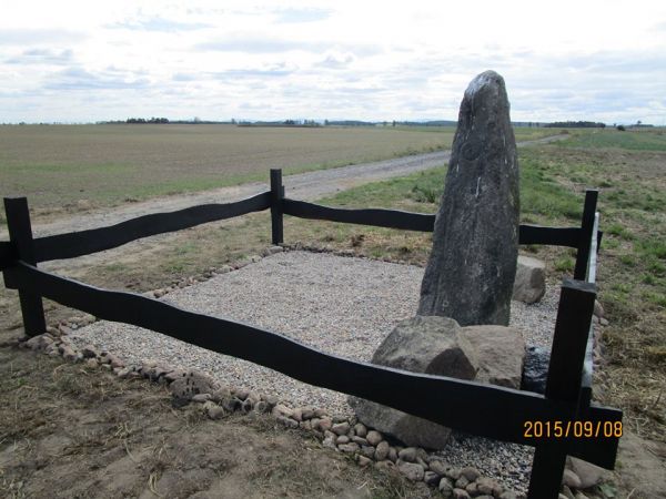 uporządkowany teren wokół słupa granicznego Księstwa Nyskiego