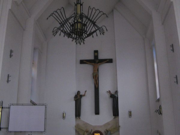 prezbiterium i ołtarz główny w nowym kościele, zbudowanym nie opodal starego.