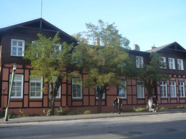 Przy ul. M.Kopernika 6 budynek mieszkalny o ciekawej architekturze z XIX w.