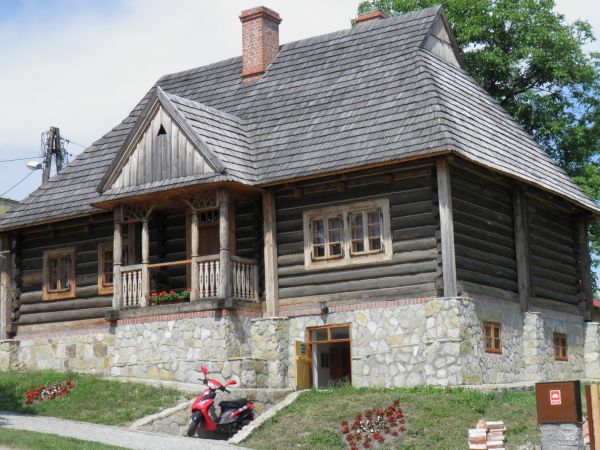 Drewniane domy z XIX wieku  w Rynku  w Pruchniku. Widok  unikatowy.