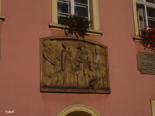 Wracamy do Ratusza - na ścianie płaskorzeźba z epizodem wojen napoleońskich w 1807 roku, przedstawia pojmanie gen.le Bruna przez Rosalię von Bonin.