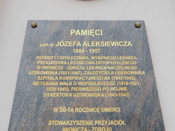 na budynku "Łazienek" : medalion i tablica upamiętniająca lekarza, ortopedę i zasłużonego dla uzdrowiska dra Aleksiewicza.