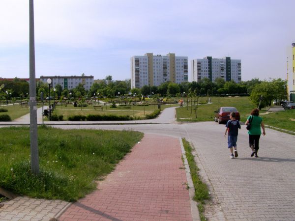 Droga wewnętrzna w rejonie Biedronki na koperniku koło kościoła