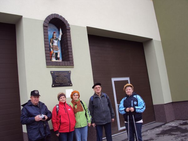 na zdjęciu: przed obiektem Remizy OSP i figurą oraz tablicą w hołdzie patronowi strażaków - św. Florianowi, patronuje także hutnikom, kominiarzom oraz piwowarom