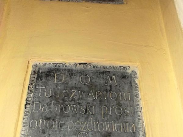 Epitafia inskrypcyjne z czarnego marmuru - w przedsionku kościoła.