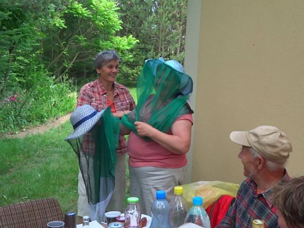 demonstrowany jest pokaz elementów uniformu - prawidłowego, wskazanego uniformu / przyodziewku w pracy bartnika / pszczelarza - a my tą wiedzę "łykamy"... Było