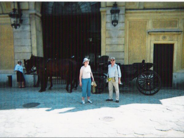 przed Muzeum Pojazdów Konnych - unikatowa kolekcja liczy ok. 120 pojazdów - podróżnych, paradnych, myśliwskich i innych, pochodzących z XIX i początków XX wieku