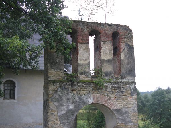 Cerkiew greckokatolicka pw. św. Mikołaja z 1864r. - opuszczona. Obok parawanowa dzwonnica z otworem bramnym - bez dzwonów.