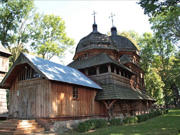 Cerkiew Narodzenia Przenajświętszej Bogurodzicy w Chotyńcu . Zbudowana w 1615 roku.