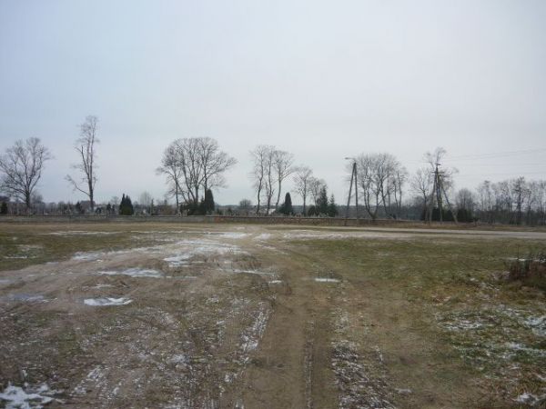 Plac targowy z widokiem na cmentarz