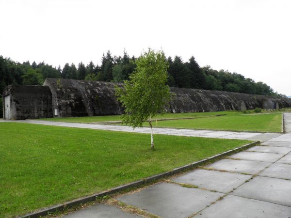 W roku 1940 na Podkarpaciu rozpoczęto budowę kwatery sztabowej dla Hitlera pod nazwą " Anlage Sud " . Drugą " Anlage Mittel " budowano w rejonie Tomaszowa Mazow