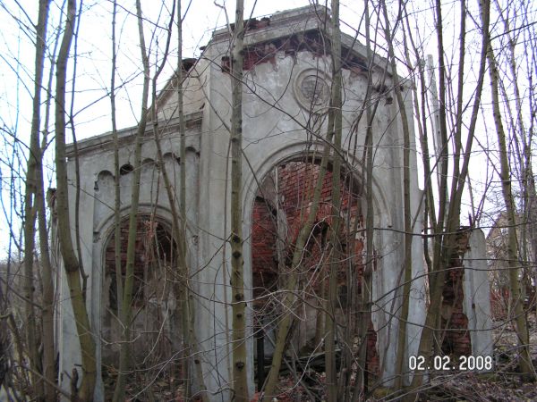 Jeden ze zniszczonych grobowców rodzinnych na cmentarzu ewangelickim