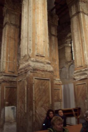 wewnątrz synagogi - potężne cztery filary z rzeźbionymi kapitelami - tu w środku sali dla mężczyzn, tam była bima - podwyższenie z kolumnami - tu widoczne filar