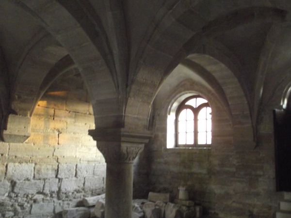 niepowtarzalna kompozycja architektoniczna, "logika budowy", surowe piękno - czy okno, posadzka  czy sklepienia - w podziemiach klasztoru Cystersów.