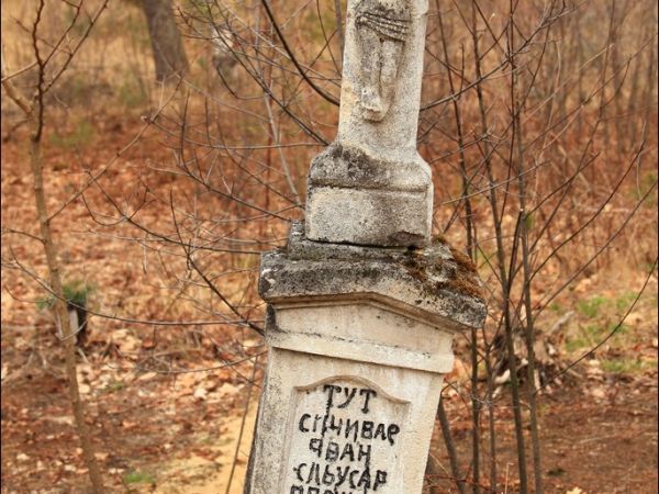 Stary cmentarz greckokatolicki przy cerkwi w Mołodyczu. Obecnie używany sporadycznie .