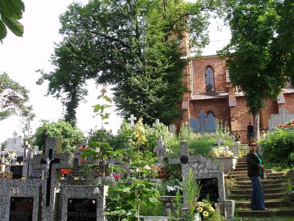 Kościół Parafialny - widok od strony cmentarza