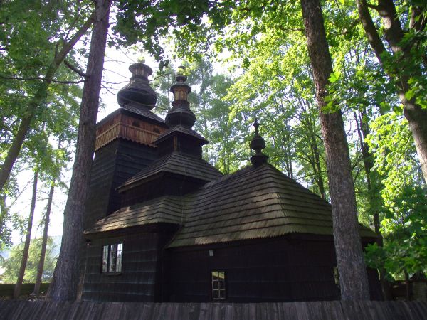 cerkiew - najstarsza w tej części Karpat, "perełka" - otoczona parkanem.