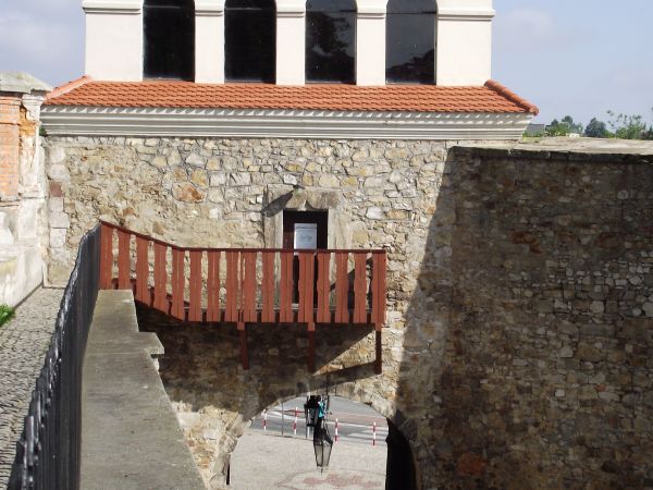 Brama Warszawska - istnieje uzasadnione przypuszczenie, iż z tarasu tej oto bramy królowa Marysieńka oczekiwała na Jana III Sobieskiego powracającego z odsieczy