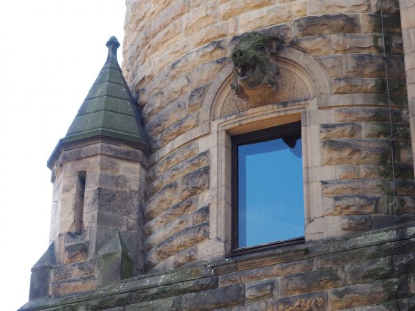 zamek zdobią ale i fortyfikują baszty, wieże i wieżyczki - tam też stanowiska  obserwacyjne i strzelnicze.