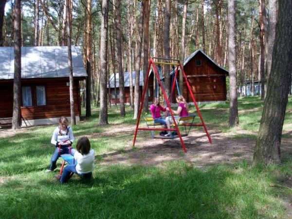 Dzieci na placu zabawa w Ośrodku Wypoczynkowym Kamieńczyk