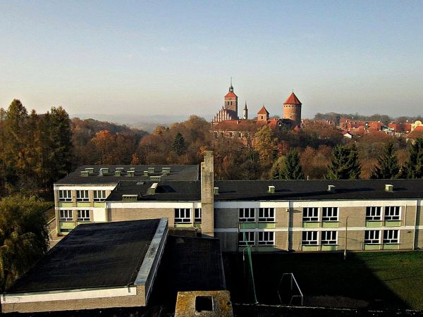 Reszel-widok na południową-wschodnią część starego miasta,na wprost dwa największe zabytki ,zamek i kościół oraz park miejski  otaczający stare miasto od połudn