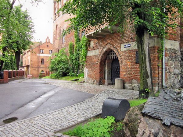 Kętrzyn-Plac Zamkowy przed wejściem do zamku krzyżackiego,2012-06-11